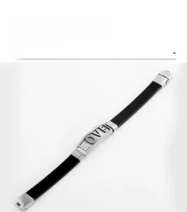Detailansicht eines schwarzen Silikonarmbands mit silberner LOVE Gravur-Metallplatte