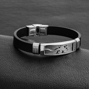 Détail de l'ornement lézard en acier sur bracelet silicone noir avec fermoir métal