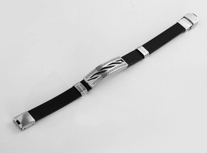 Détails des accents en acier géométrique sur un bracelet en silicone noir pour homme