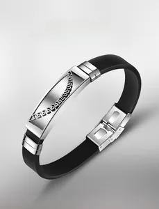 Vue détaillée du fermoir en acier inoxydable gravé sur le bracelet de sport en silicone