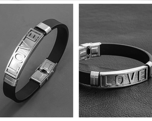 Detail des hohlen LOVE-Logos auf Edelstahlplatte und Silikon-Armband