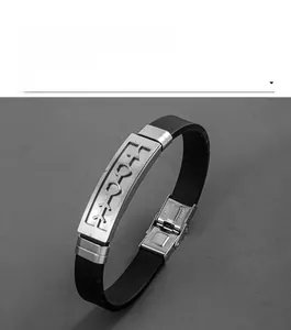 Nahaufnahme der Edelstahlschließe am schwarzen Silikonarmband für Herren