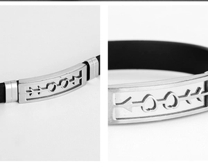 Detailansicht des durchbrochenen Herz-Pfeil-Designs auf dem Metallteil des schwarzen Armbands