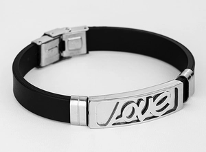 Dettaglio del bracciale in silicone nero con piastra Love traforata in acciaio inossidabile