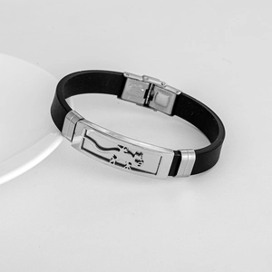 Bracelet homme en silicone noir avec plaque gecko en acier inoxydable vue sous un angle de 45°