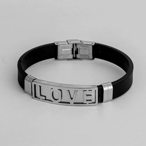 Herrenarmband aus Edelstahl und schwarzem Silikon mit hohler LOVE-Gravur im Detail