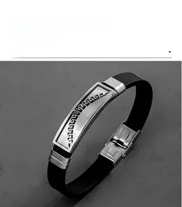 Détail de la plaque en acier inoxydable gravée d'une clé grecque sur bracelet silicone