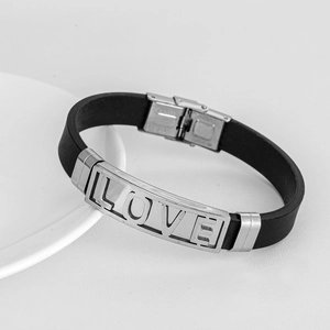 Minimalistisches Armband aus Silikon und Edelstahl mit hohlgearbeitetem LOVE-Schriftzug