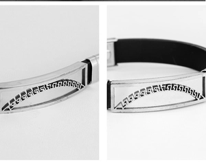 Détail macro du bracelet pour hommes en acier avec motif grec et bracelet en caoutchouc noir