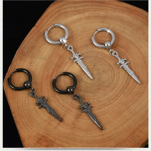 Detail von Gothic Kreuzschwert-Ohrringen in Silber und Schwarz auf Holzstruktur