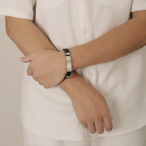 Herren Armband aus Edelstahl und Silikon mit LOVE-Plakette am Handgelenk