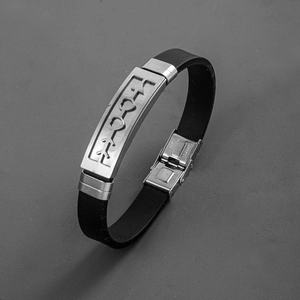 Herren Armband aus Edelstahl und schwarzem Silikon mit gravierter dekorativer Metallplatte