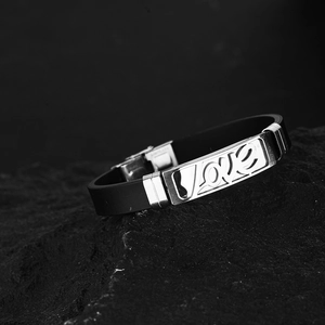 Bracciale in acciaio inossidabile e silicone nero con incisione Love traforata unisex