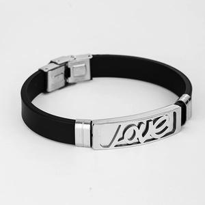 Bracciale da uomo in silicone nero con piastra in acciaio inox traforata Love e chiusura pieghevole