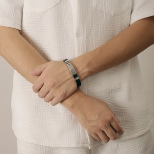 Herren Armband aus schwarzem Silikon mit silberner ROCK Edelstahlplatte in Hohloptik