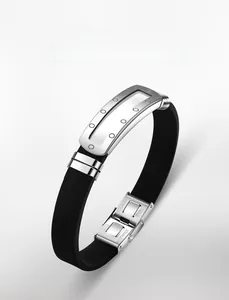 Détail du bracelet sport pour homme avec bracelet en silicone noir et boucle déployante en acier