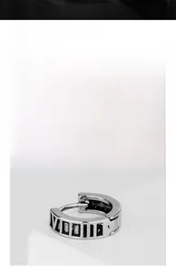 Détail d'une boucle d'oreille anneau argentée vintage avec chiffres romains gravés
