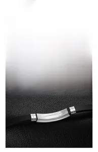 Gros plan de la plaque en acier inoxydable gravée sur un bracelet en silicone pour hommes