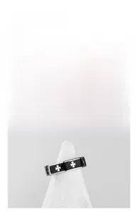 Details des Edelstahlrings in Silber mit schwarzer Einlage und Kleeblatt-Motiv