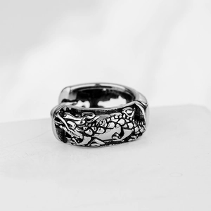 Boucles d'oreilles rétro avec motif dragon en relief et finition acier vieilli