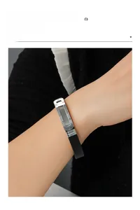 Gros plan détaillé d'un bracelet ajouré en acier inoxydable et silicone noir au poignet