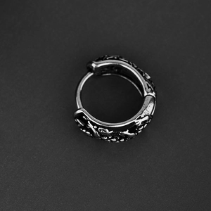 Boucle d'oreille rétro en acier inoxydable avec motif ethnique et finition argent vieilli