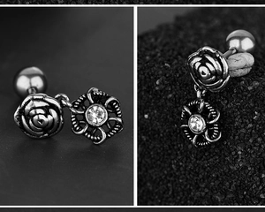 Détail d'un clou d'oreille rose gothique en argent vintage avec zircon central brillant