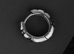 Vue détaillée des boucles d'oreilles étoile argentées avec finition rétro punk chic