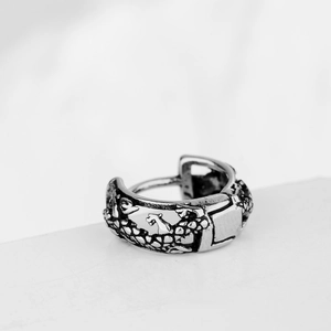 Boucles d'oreilles huggie en acier inoxydable à motif d'étoile avec textures vintage