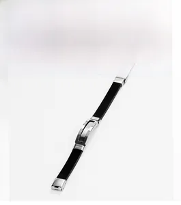 Détail du bracelet homme en silicone noir avec pièce ajourée en acier inoxydable