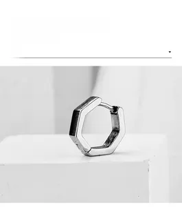Detailansicht eines hexagonalen Edelstahl-Ohrrings mit mattem Silber-Finish