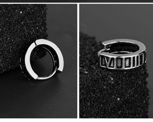 Macro d'une boucle d'oreille en titane industriel avec chiffres romains gravés