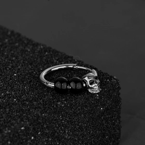 Boucle d'oreille punk en acier inoxydable avec crâne et perles noires sur pierre