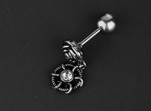 Détail du clou d'oreille fleur évidée en argent vintage avec pierre de zircone