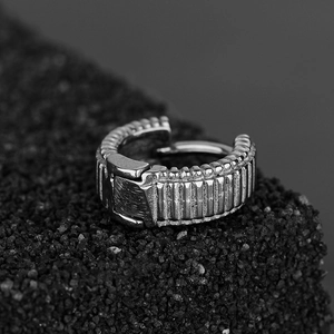 Boucle d'oreille huggie en acier titane argenté industriel avec rainures sur pierre