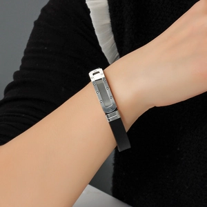 Bracelet pour homme en acier inoxydable et silicone noir avec plaque en métal argenté