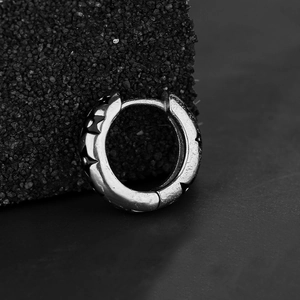 Créole minimaliste en acier argenté avec reliefs d'étoiles noires sur pierre de lave