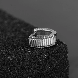 Boucles d'oreilles huggie en argent avec texture nervurée verticale en acier industriel