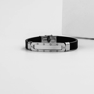 Bracelet pour homme en acier inoxydable ajouré et silicone noir avec fermoir pliable