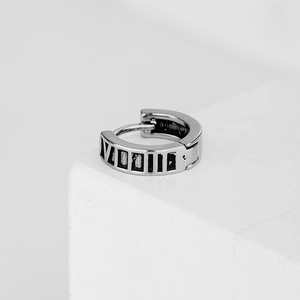 Boucles d'oreilles créoles en acier argent vintage avec chiffres romains découpés