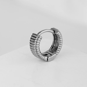 Boucle d'oreille créole en acier inoxydable poli argenté avec design texturé industriel