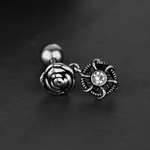 Piercing d'oreille en acier titane gothique avec rose et zircon sur fond noir