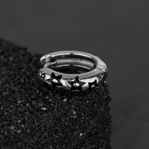 Boucles d'oreilles créoles argentées minimalistes avec motif d'étoile et métal fini