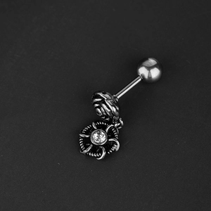 Boucle d'oreille étoile rétro en acier et zircon sur fond noir mat