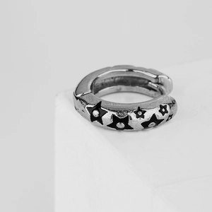 Boucles d'oreilles huggie vintage en acier inoxydable avec motif d'étoiles noires mates