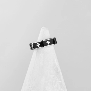 Schwarzer Emaille-Ring aus Edelstahl mit Kreuzmuster auf weißem Präsentationsständer