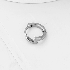 Boucles d'oreilles huggie en acier inoxydable poli argenté au style minimaliste