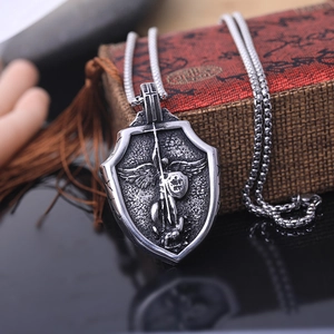 Collana con ciondolo a scudo San Michele Arcangelo vintage in acciaio inossidabile