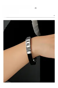 Detailansicht der hohlen römischen Ziffernplatte auf einem schwarzen Herrenarmband