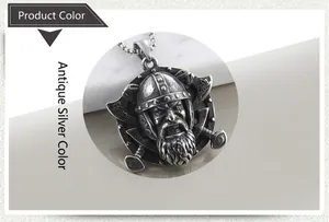 Detailansicht des Wikinger-Anhängers in Antik-Silber mit Helm- und Axt-Design-Details